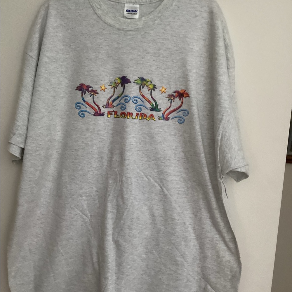 116. Gildan Gray Short Sleeve Tee with Colorful Palm Design NWOT